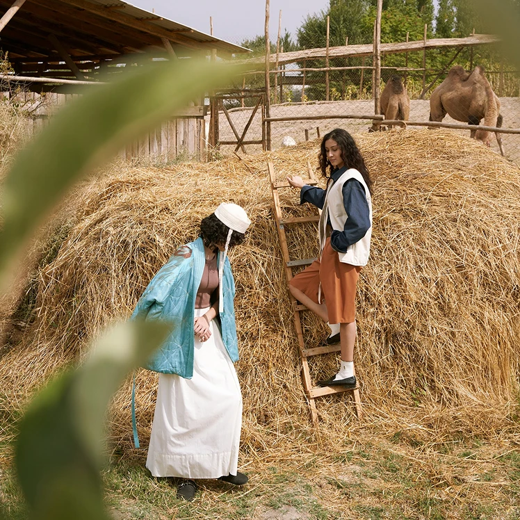 Teplo Store — это не просто интернет-магазин. Это живое, вдохновляющее пространство, где встречаются душа и стиль, мастерство и современность. Мы объединяем более 100 локальных брендов и мастеров Узбекистана, создавая уникальную платформу для авторского дизайна, ручной работы и настоящей аутентичности.